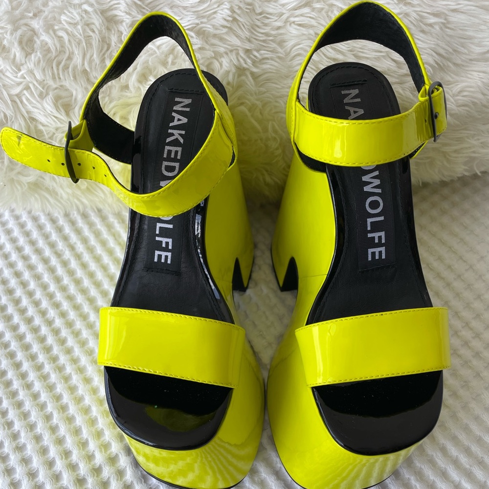 Amazing plattform sandals ,so comfy, fashion! Ligthly used!